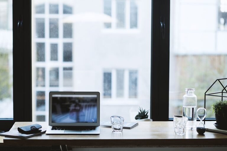 Tips for Creating a Minimalist Home Office That Boosts Productivity